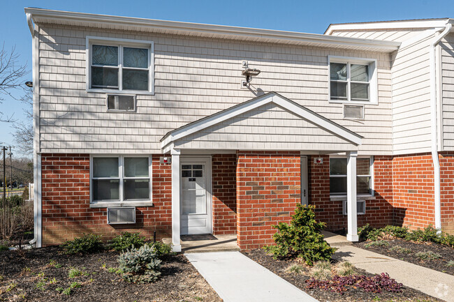 Building Entrance - Seasons at East Meadow