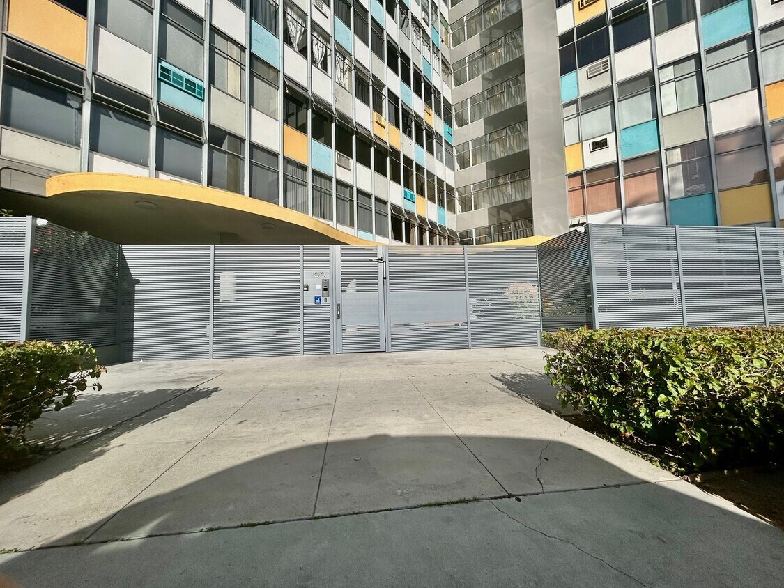 Primary Photo - Spacious 2 Bedroom 1 Bath with Downtown View