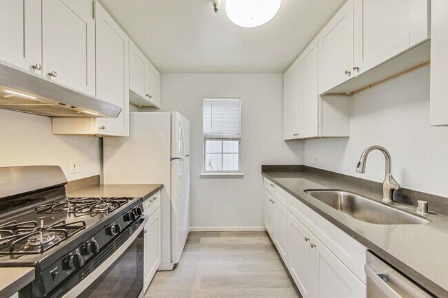 Building Photo - Quiet Oasis, 3bd/1ba Apartment Home Availa...