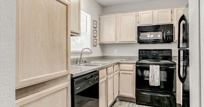 Foto del edificio - Whispering Lake Apartments