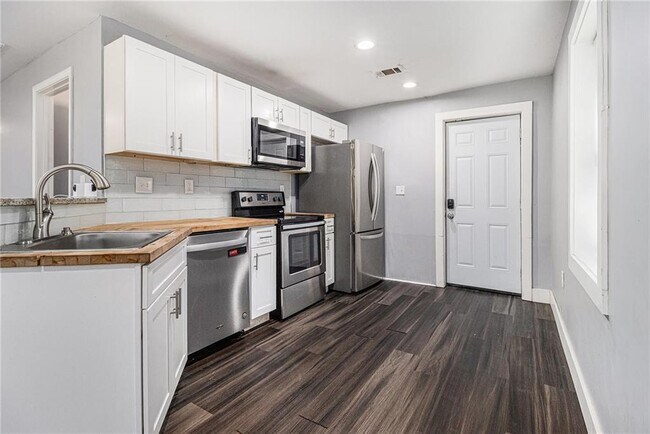 Foto del edificio - 814 Humphries St SW