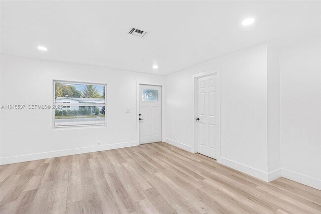 Foto del edificio - 216 NE 160th St