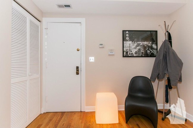 Foto del edificio - 628 W Roscoe St