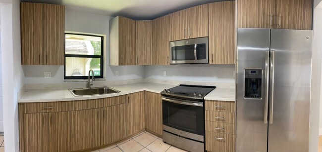 Building Photo - 1721 SW 40th Ter