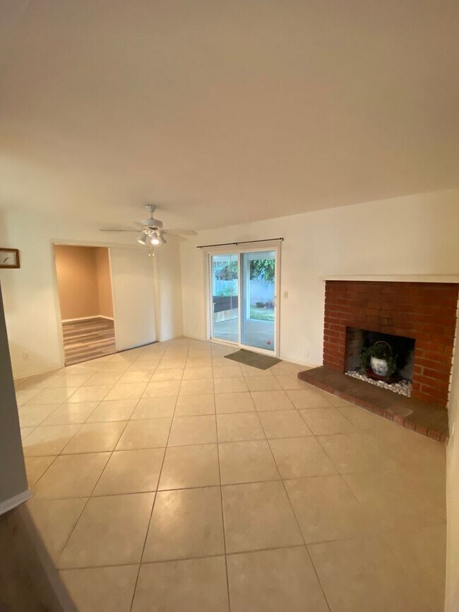 Foto del edificio - 2440 E Walnut Ave
