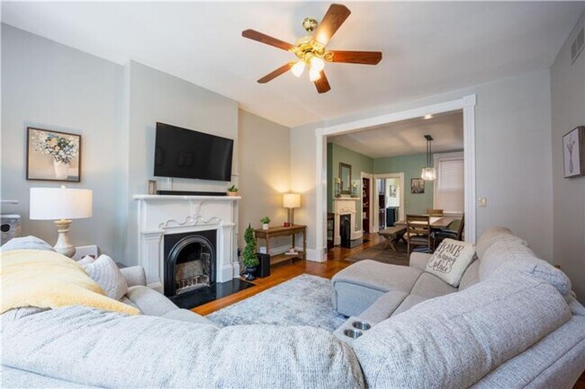 Foto del edificio - Stunning South Side 3BR - Skyline Views, Master Suite & Finished 3rd Floor