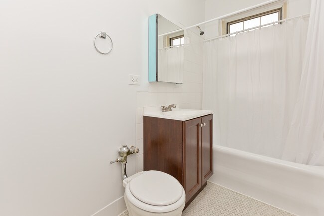Building Photo - Spacious Ravenswood 1 Bed