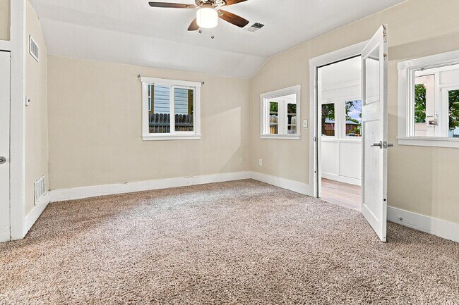 Foto del edificio - $1,595.95 with $250 Cleaning Voucher, 1 Bed - 1 Bath, Single Family Home in Aurora with Private a...