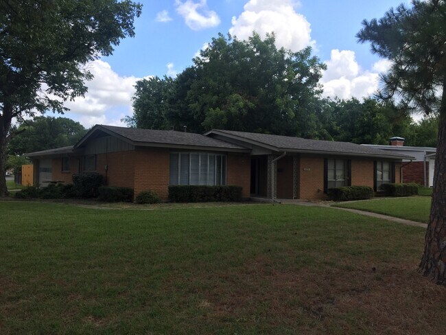 Building Photo - 429 W Lamberth Rd
