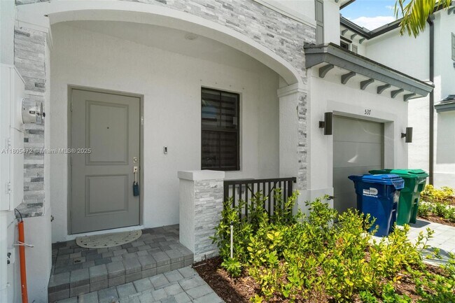 Foto del edificio - 541 NW 204th St