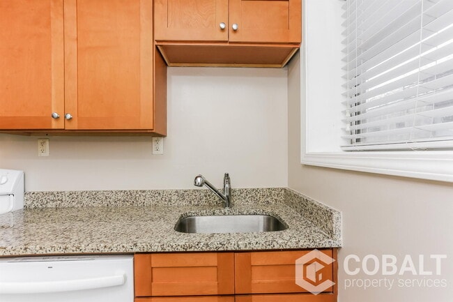 Building Photo - 271 Glen Iris Dr NE