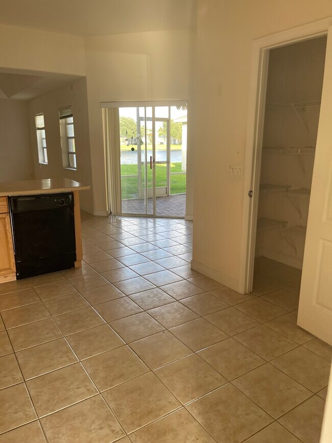 Foto del edificio - 5220 Somerville Dr