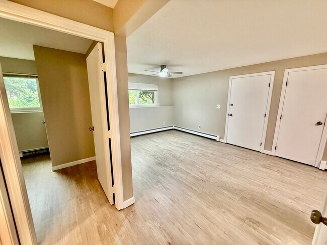 Building Photo - 945 Mammoth Rd