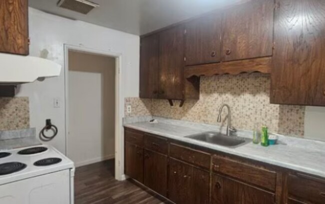 Foto del edificio - 3 Bed · 1 Bath · Huge Yard · Great Central...