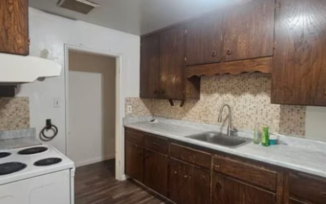 Building Photo - 3 Bed · 2 Bath · Huge Yard · Great Central Location!