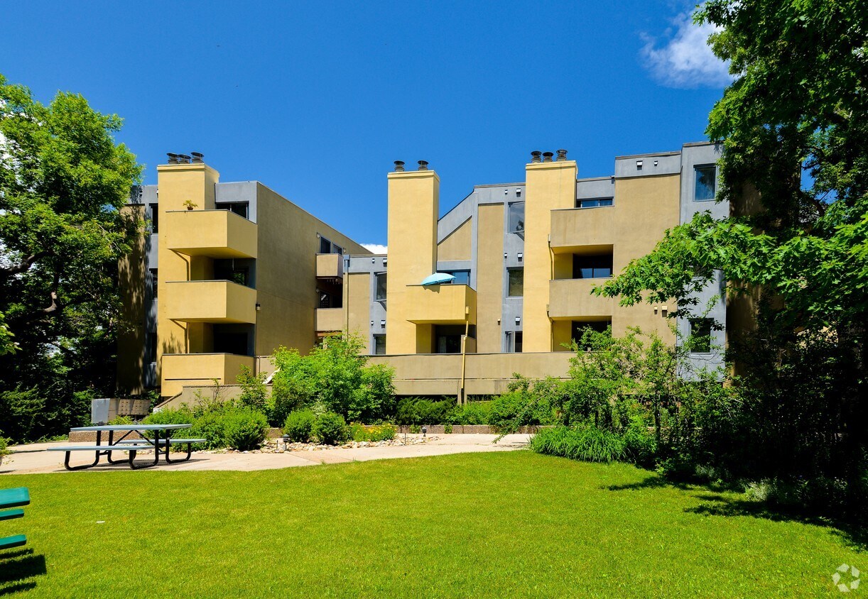 Building Photo - 2711 Mapleton Ave