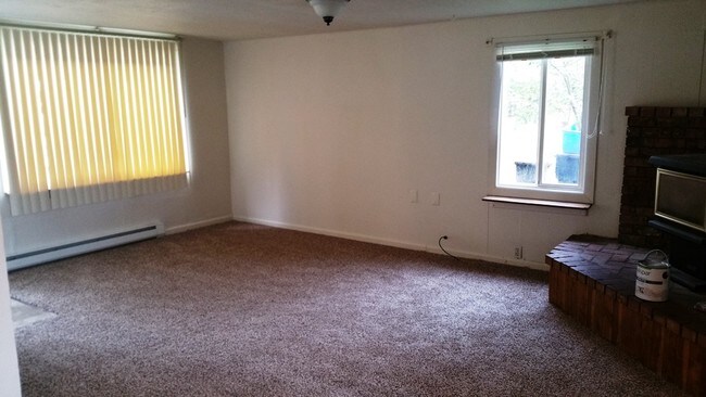 Building Photo - 2200 SW Canyon Dr