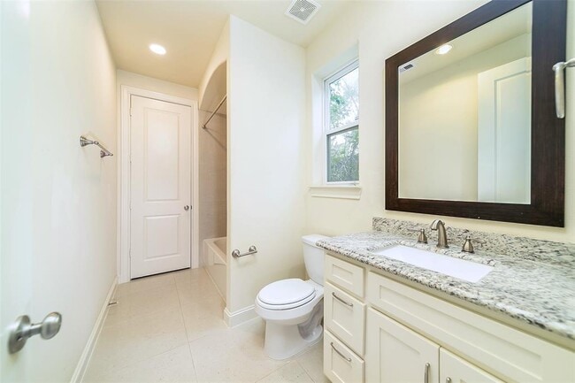Building Photo - 8930 Lakeshore Bend Dr