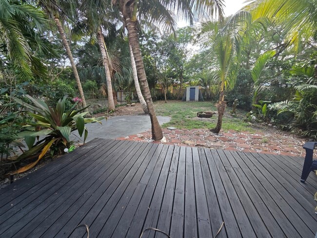 Building Photo - 898 NE 40th St