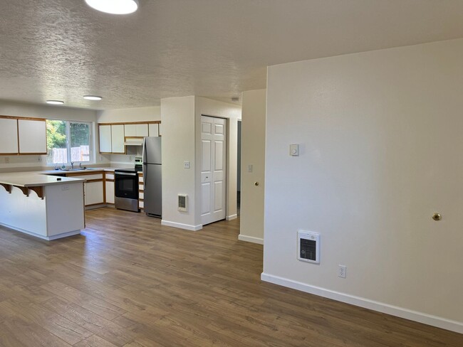 Foto del edificio - 4 bedroom 1.5 bathroom duplex