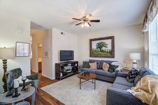 Foto del edificio - All-brick townhome living, minutes from it all.