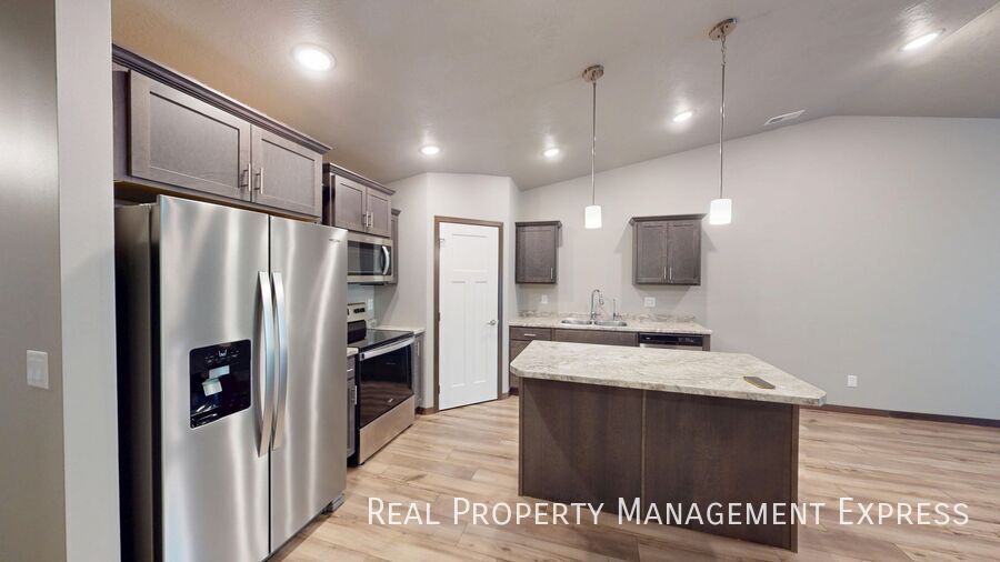 Foto principal - Bright, Spacious, and Move-In Ready 2-Bedr...