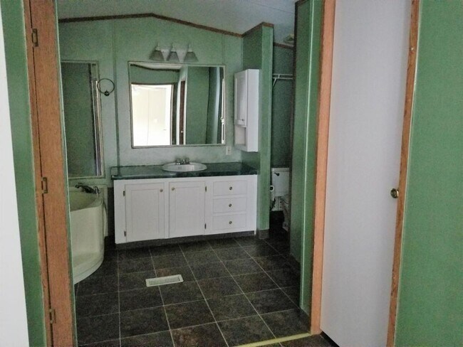 Building Photo - 8 Hezekiah Lunsford Ln #1