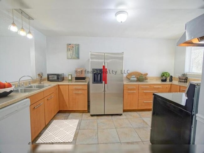 Building Photo - pacious 2-Bedroom Condo with Screened Balc...