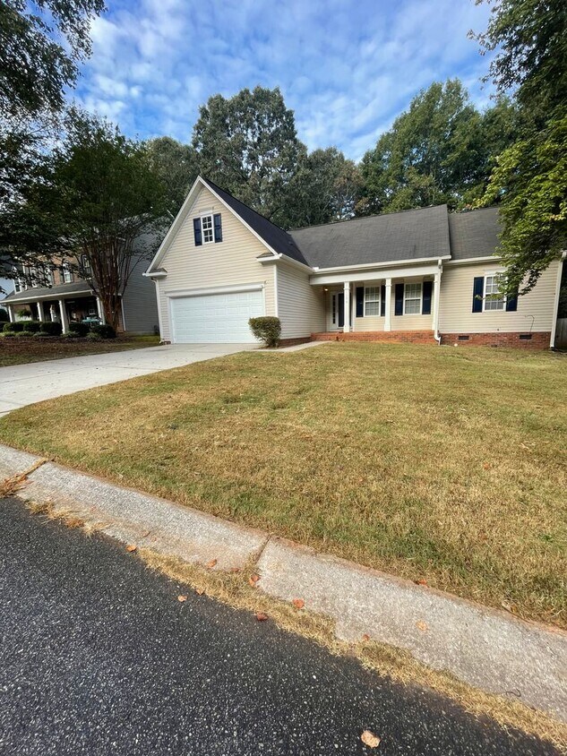 Primary Photo - 3 bedroom 2 bath home, Bonus has closets!!