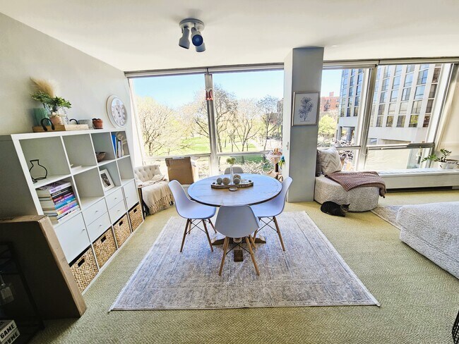 Foto del edificio - 2400 N Lakeview Ave