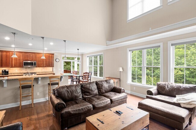 Building Photo - Beautiful Biltmore Lake Home