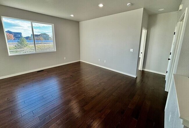 Building Photo - Modern 3 Bedroom 2 Bathroom Home In Wellin...