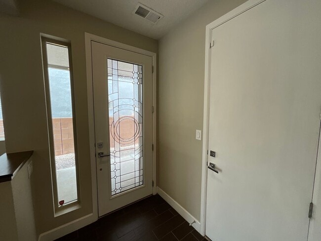 Building Photo - 3 Bedroom Townhome Near Juan Tabo Blvd SE ...