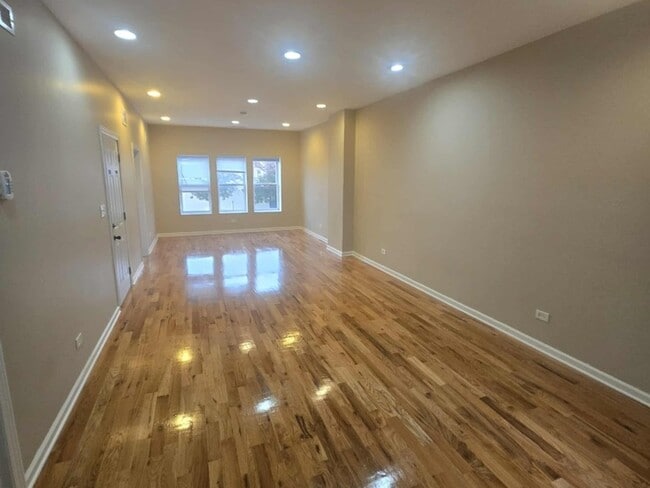 Foto del edificio - 5709 W Irving Park Rd