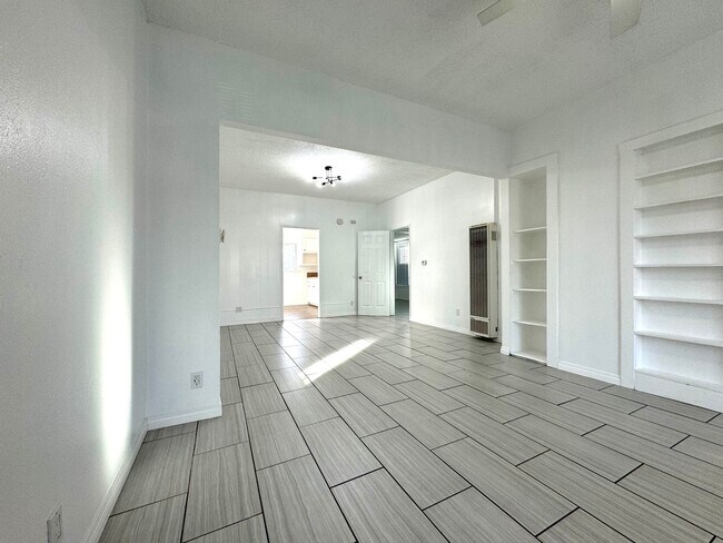 Sala de estar/comedor abierta, 12x25 - 534 E 19th St