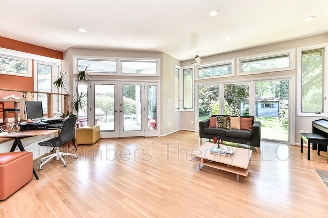 Building Photo - 208 Yeonas Dr SW