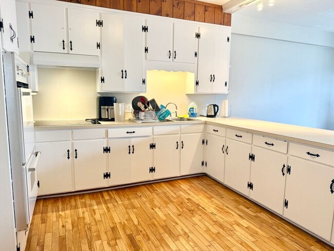 Building Photo - 366 Main St