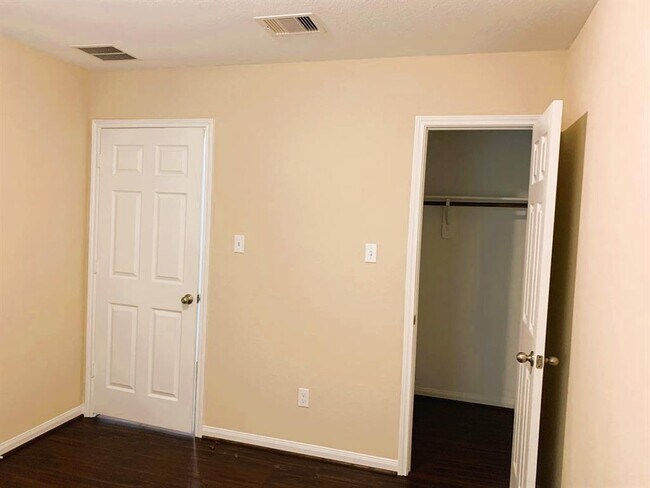 Building Photo - 9334 Laura Koppe Rd