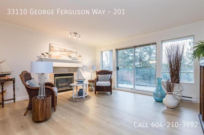 Photo du bâtiment - Updated 55+ Condo with Covered Parking