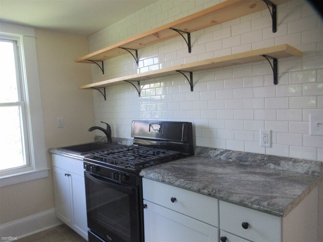 Building Photo - 2 br, 1 bath Apartment - 36 Burke Ave # 2