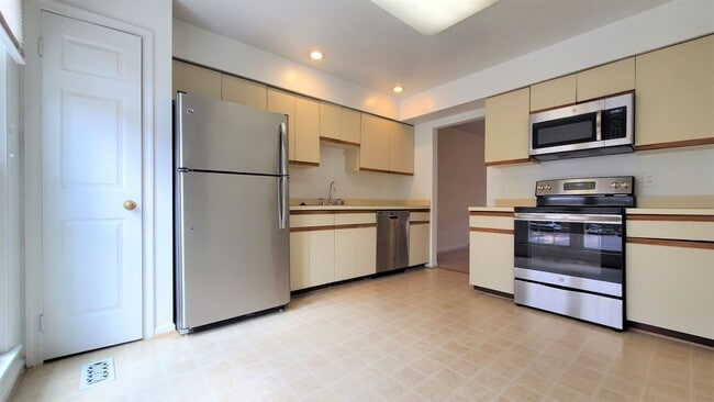 Building Photo - 3 Bedroom, 3.5 Bathroom Townhouse in North...