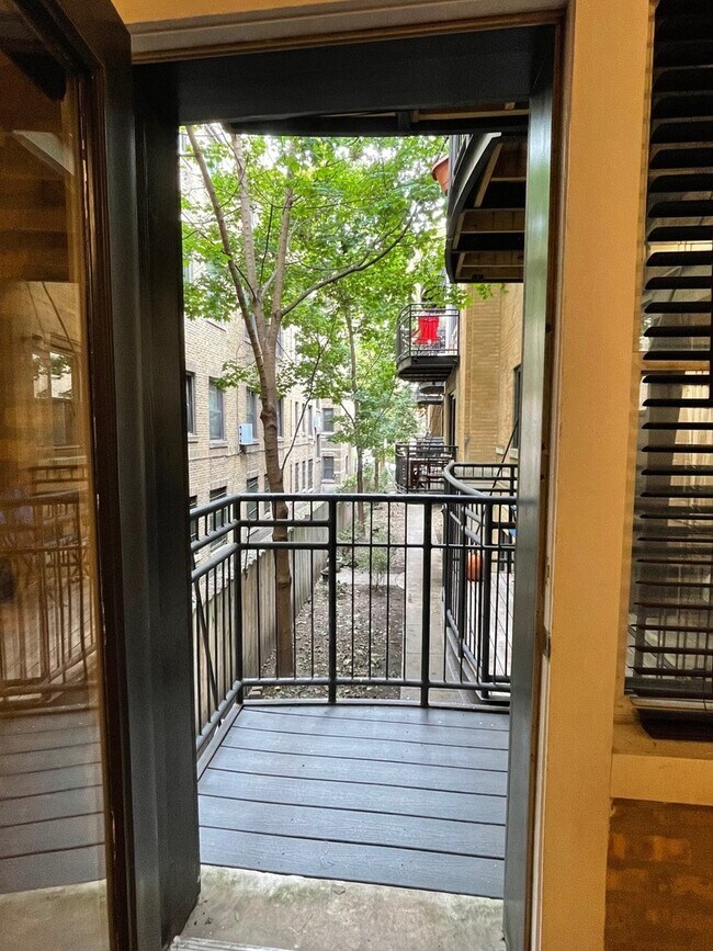 Foto del edificio - 4938 N Winthrop Ave