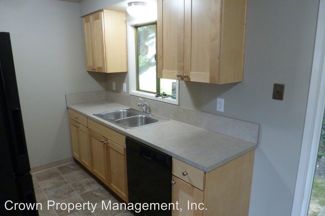 Building Photo - 3639-3639 White Oak Ct NE