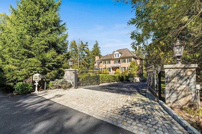 Building Photo - 2 Heathcote Dr