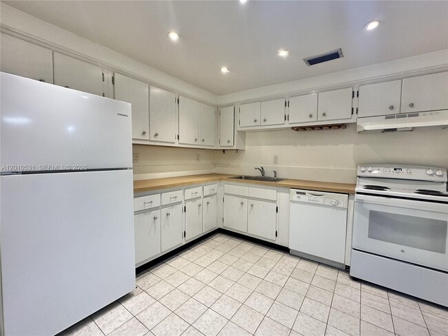 Building Photo - 9175 SW 77th Ave