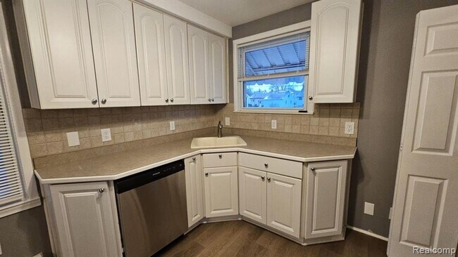 Foto del edificio - Beautifully Updated 3-Bedroom Home with Finished Basement & Spacious Backyard in Prime Royal Oak ...