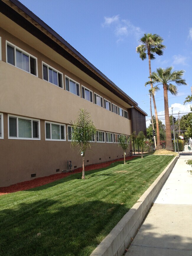 Building Photo - 13060 Burbank Blvd