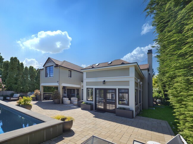 Building Photo - 1554 Parkside Dr E