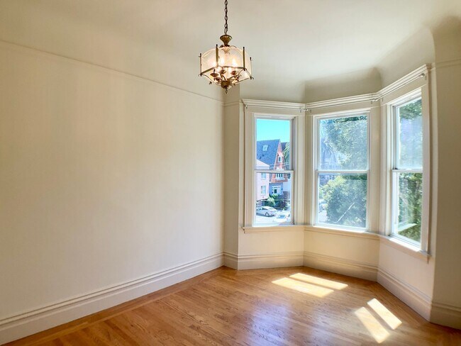 Foto del edificio - TOP FLOOR 4/2. In-Unit Laundry! Dishwasher...