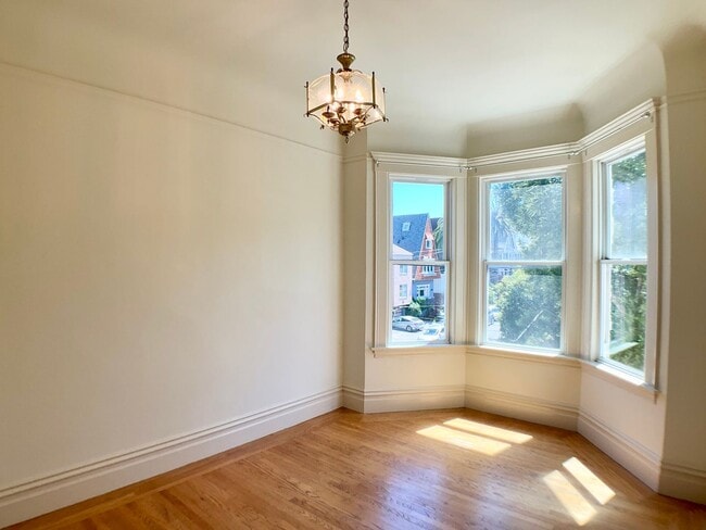 Building Photo - TOP FLOOR 4/2. In-Unit Laundry! Dishwasher...